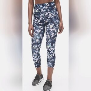 NWT GAP FIT ECLIPSE CAPRI LEGGING